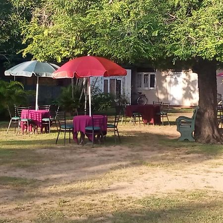 Visaka Hotel - Катарагама Екстериор снимка