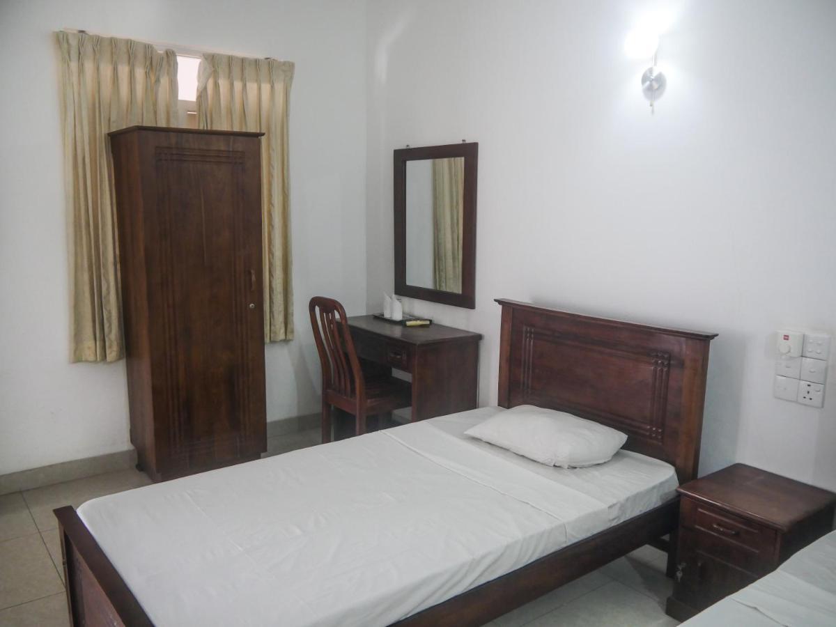 Visaka Hotel - Катарагама Екстериор снимка