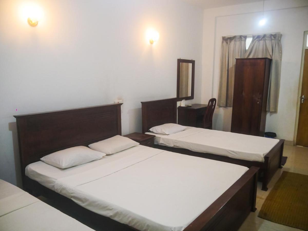 Visaka Hotel - Катарагама Екстериор снимка