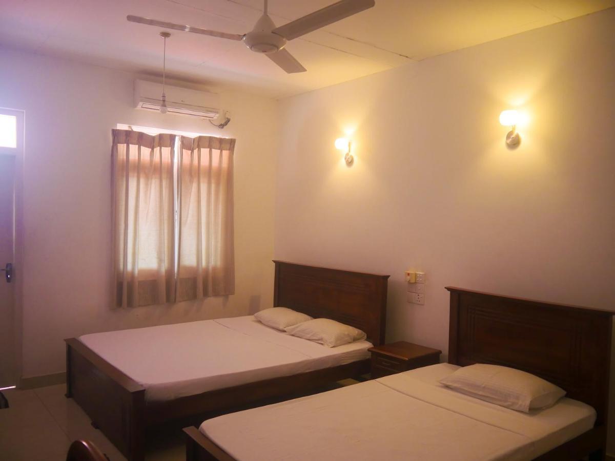 Visaka Hotel - Катарагама Екстериор снимка