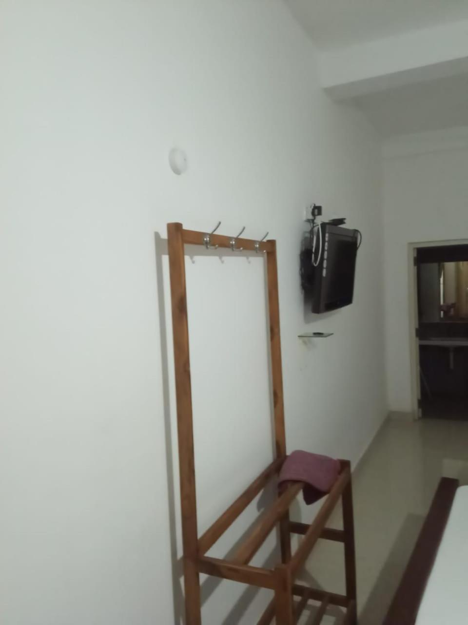 Visaka Hotel - Катарагама Екстериор снимка