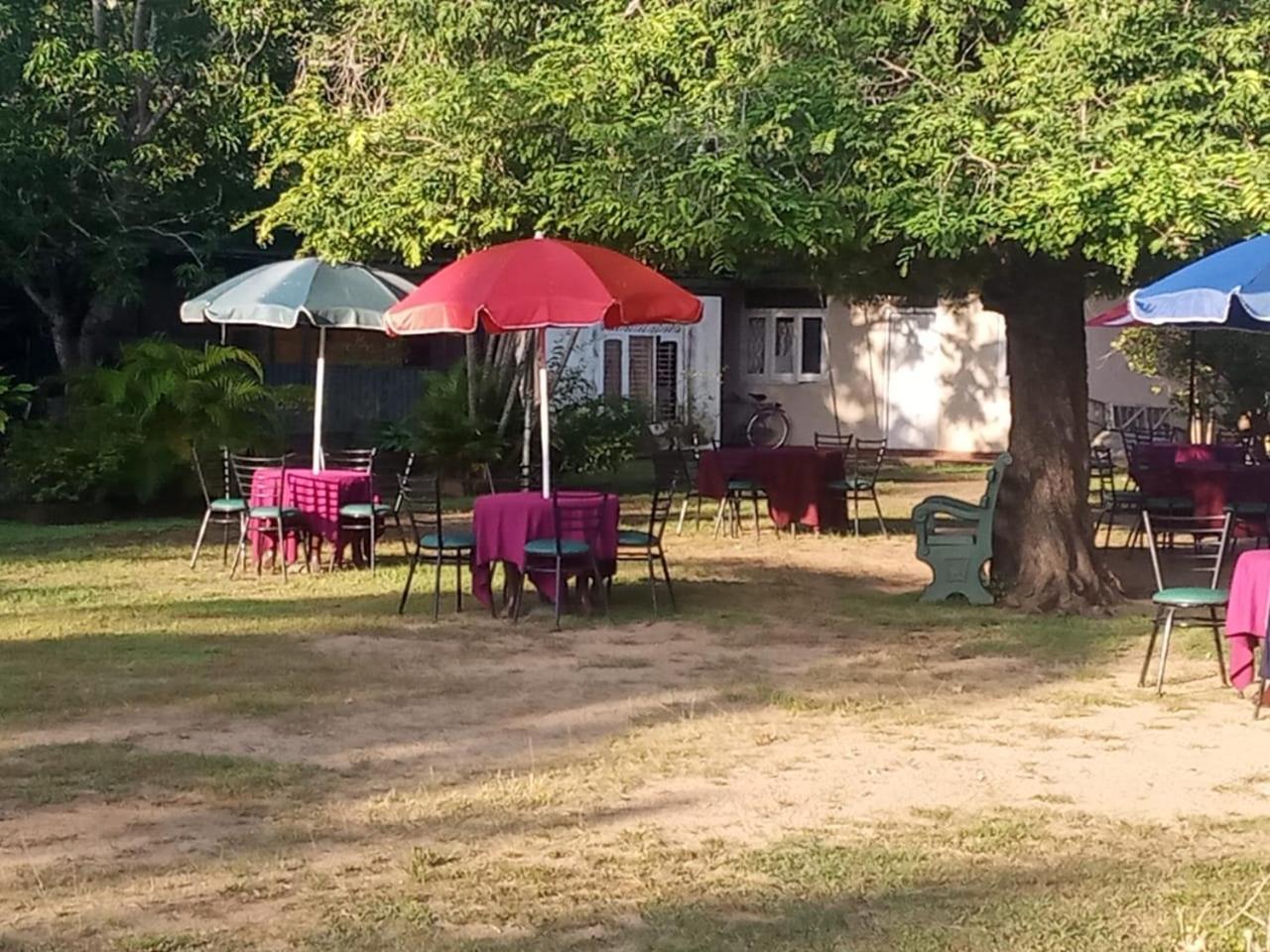 Visaka Hotel - Катарагама Екстериор снимка