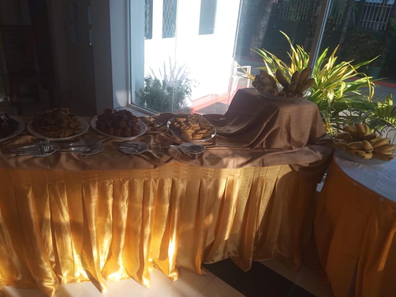 Visaka Hotel - Катарагама Екстериор снимка
